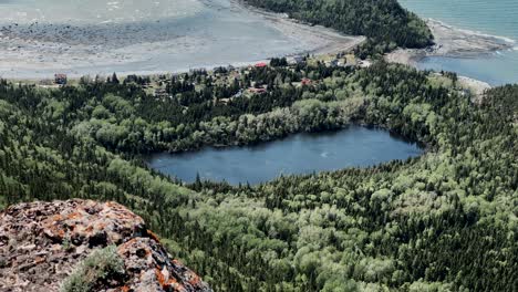 Belleza-Natural-De-Un-Exuberante-Bosque-Verde,-Un-Lago-Virgen-Y-Una-Costa-Serena-En-El-Parque-Nacional-Bic-En-Rimouski,-Quebec,-Canadá