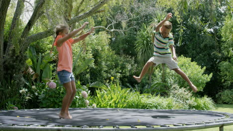 Bruder-Und-Schwester-Springen-In-Zeitlupe-Auf-Dem-Trampolin