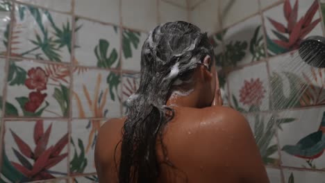 mujer tomando una ducha.