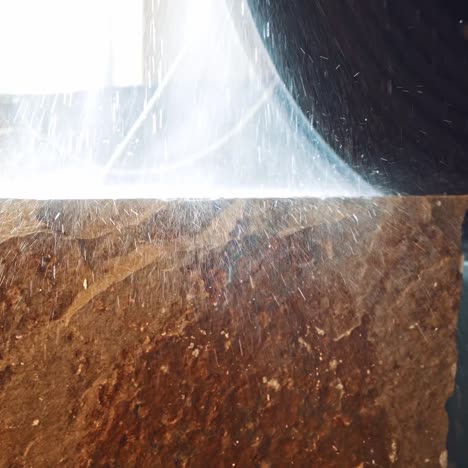 máquina para cortar un bloque de mármol