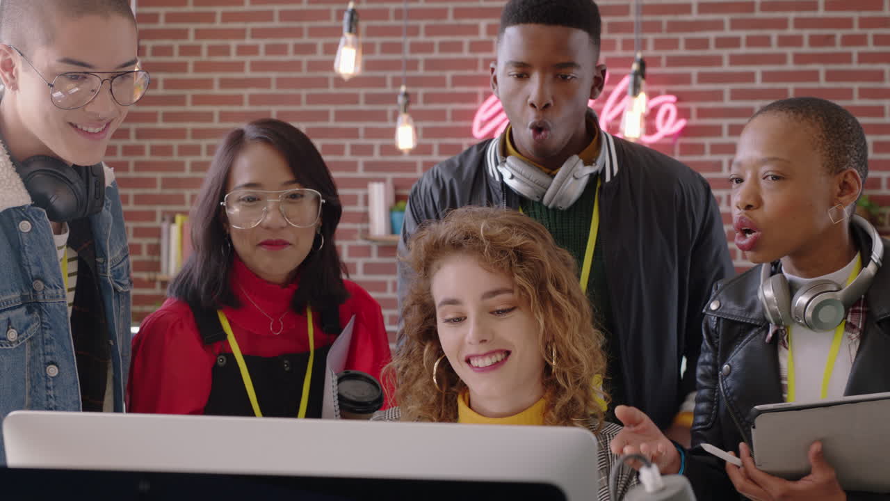 행복한 사업가들이 승리를 축하하고 환호하고 흥분하고 컴퓨터 화면에서 엔터테인먼트를 즐기고 흥분한 동료들이 5을 높이고 사무실에서 자발적인 축하를 합니다.