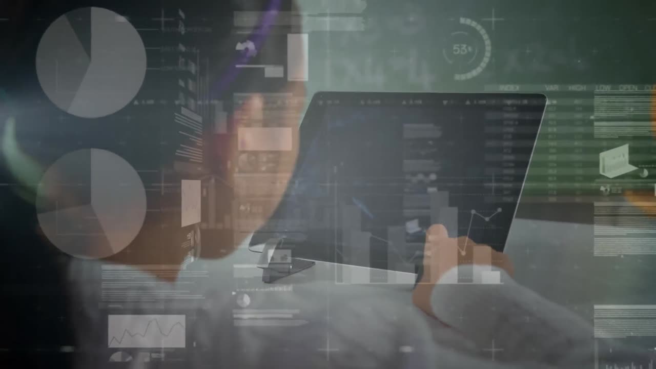 animación de gráficos y datos sobre chica asiática usando tableta en la escuela