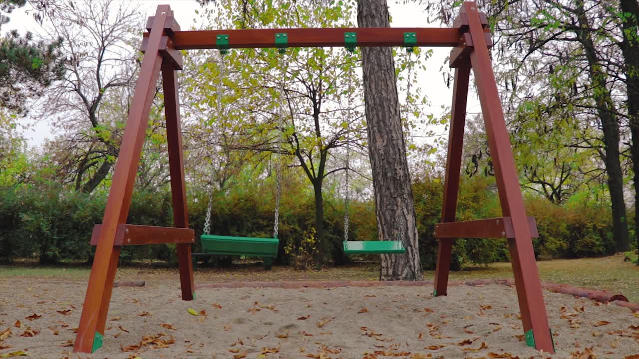 공원의 놀이터에서 흔들리는 빈 그네