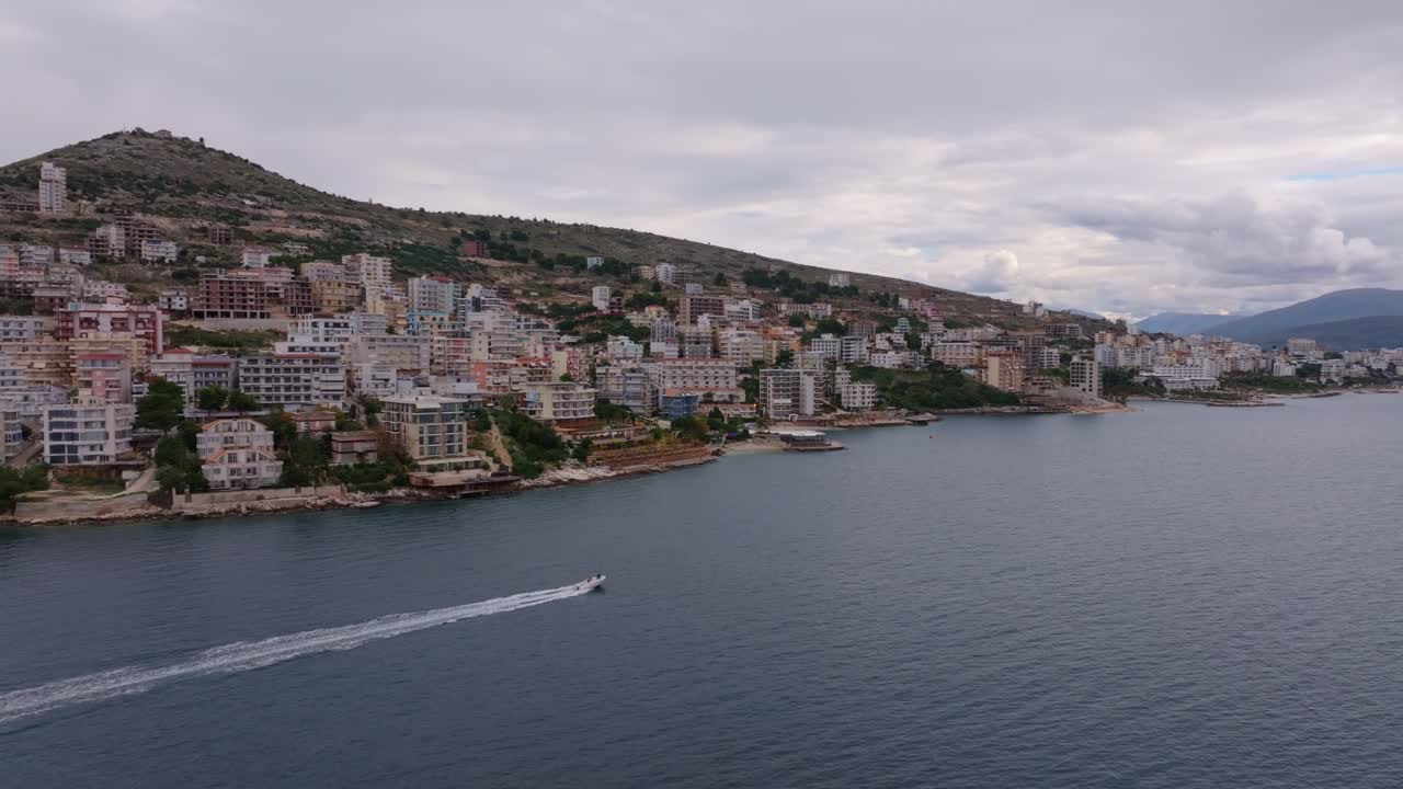 Arnavutluk, Akdeniz'de teknesi olan huzurlu bir sahil köyünün havadan görünümü