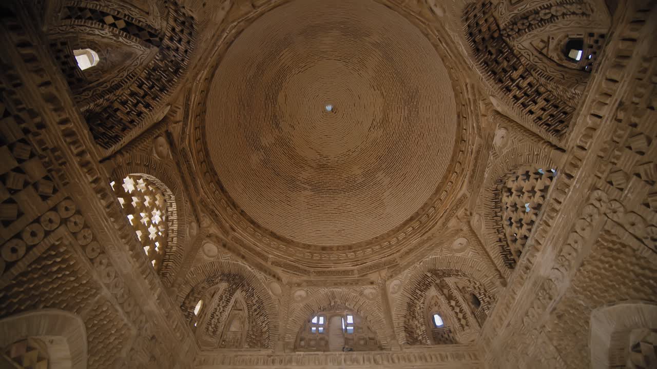 bukhara uzbekistán dentro del mausoleo de ismail somoni