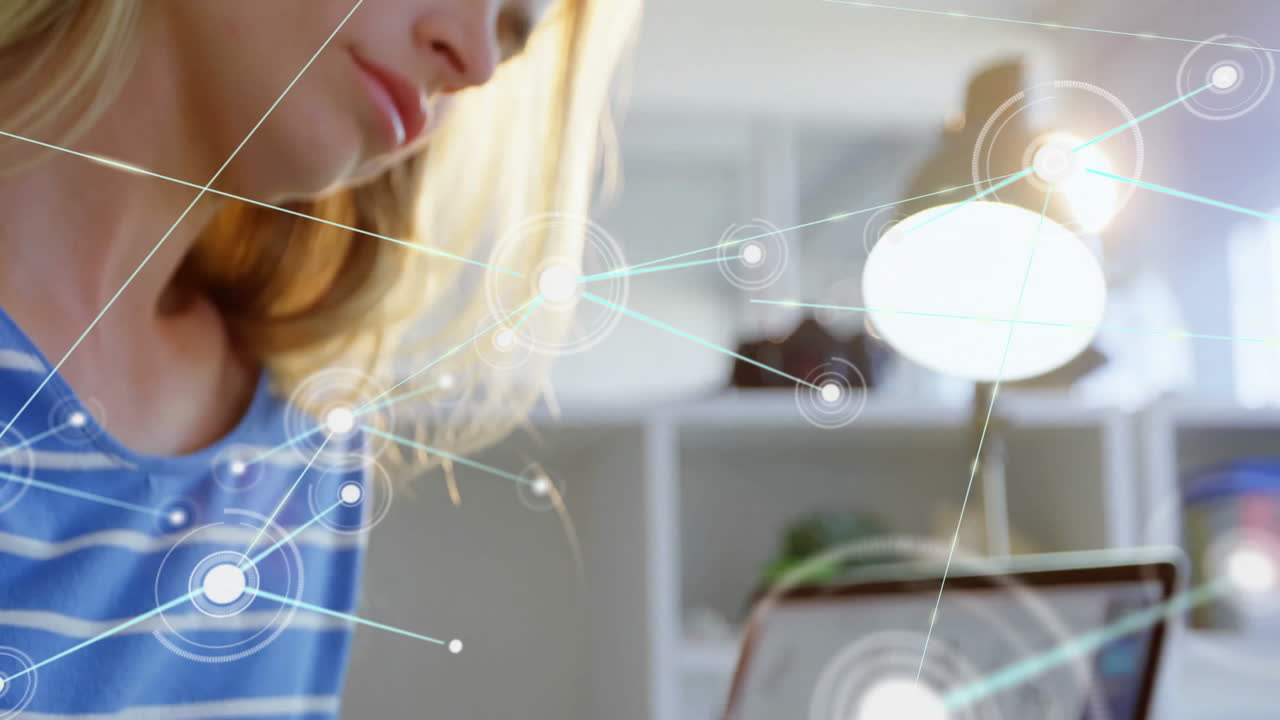 animación de la red de conexiones con iconos sobre una mujer de negocios caucásica usando computadora