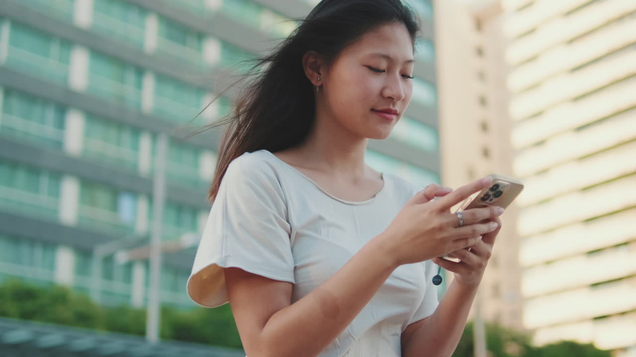 야외에서 스마트폰을 사용하는 여성