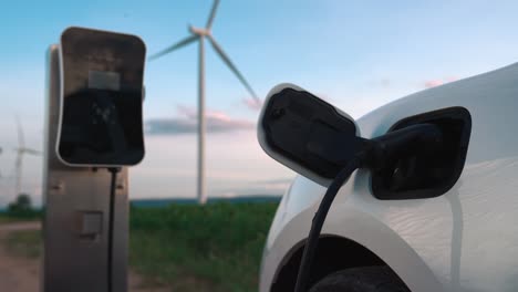 Fortschrittliche-Kombination-Aus-Elektroauto,-Ladestation-Und-Windkraftanlage.