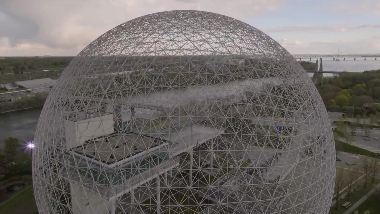 Dron ascendiendo exponiendo la biosfera en el Parque Jean-Drapeau, Quebec, Canadá, icono de la ciudad y la Fórmula 1.
