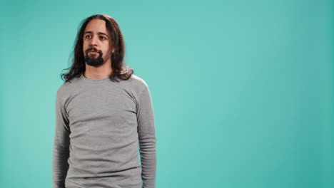 hombre tirando del cabello en frustración, sintiendo estrés, arruinando