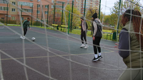 mujeres jugando al fútbol