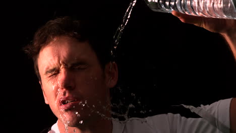 Sportsman-pouring-bottle-of-water-over-his-head