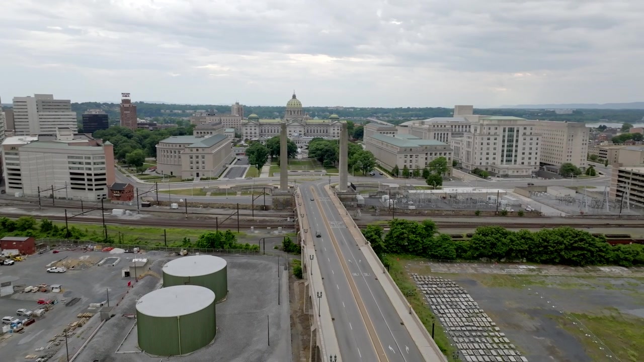 Edificio del capitolio estatal de Pensilvania y horizonte de Harrisburg, Pensilvania con video de dron muy amplio en círculo