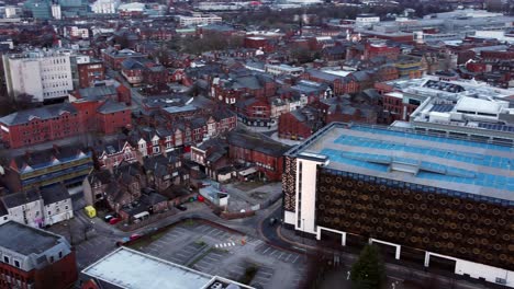 Antena-Temprano-En-La-Mañana-Warrington-Inglaterra-Ciudad-Calle-Estacionamiento-De-Varios-Pisos-En-La-Azotea-Paisaje-Urbano-Pan-Izquierda