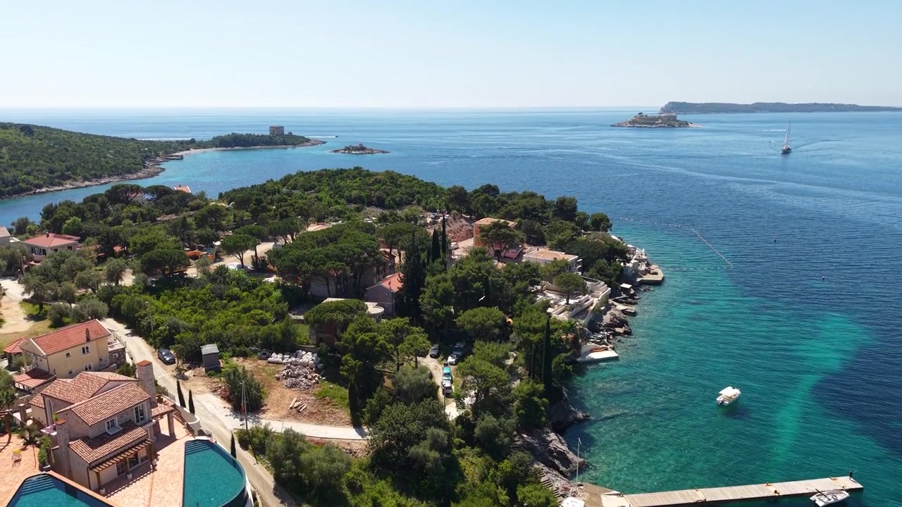 Herceg Novi, Montenegro. Ripresa aerea con drone della spiaggia di Zanjice e dell'isola di Mamula, edifici e Mare Adriatico.