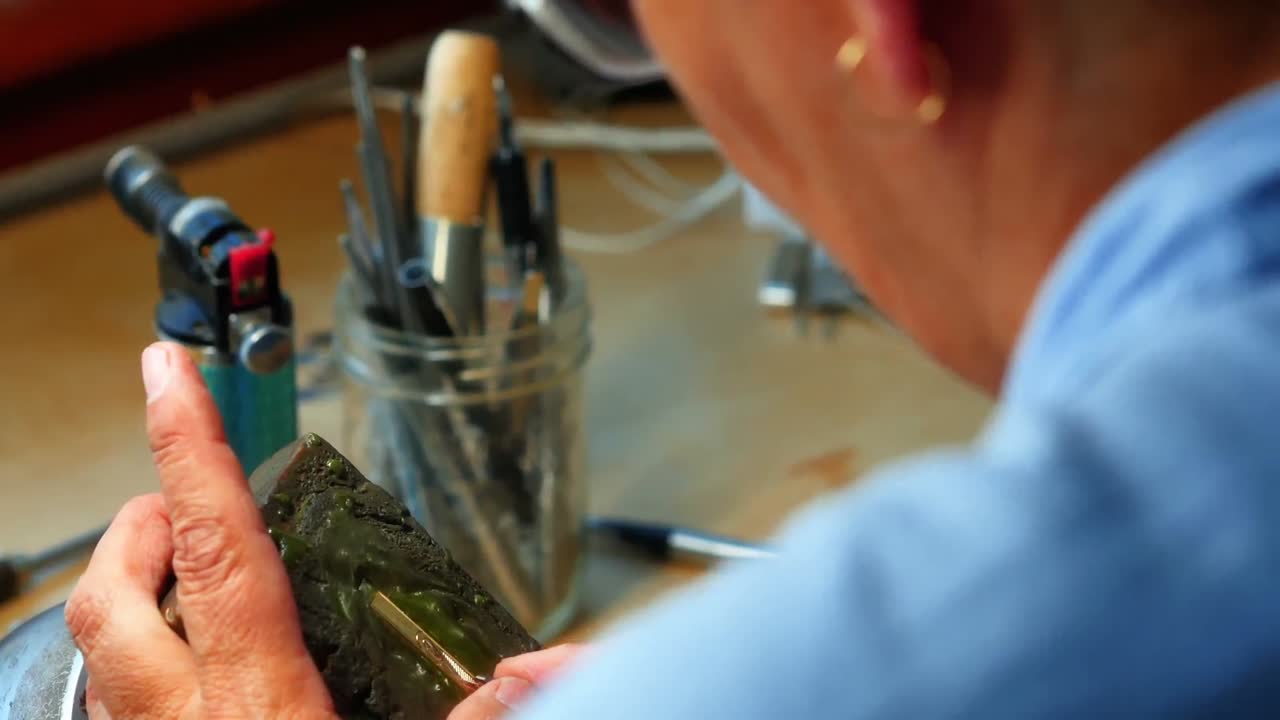 작업실 에서 일 하는 장인 여자