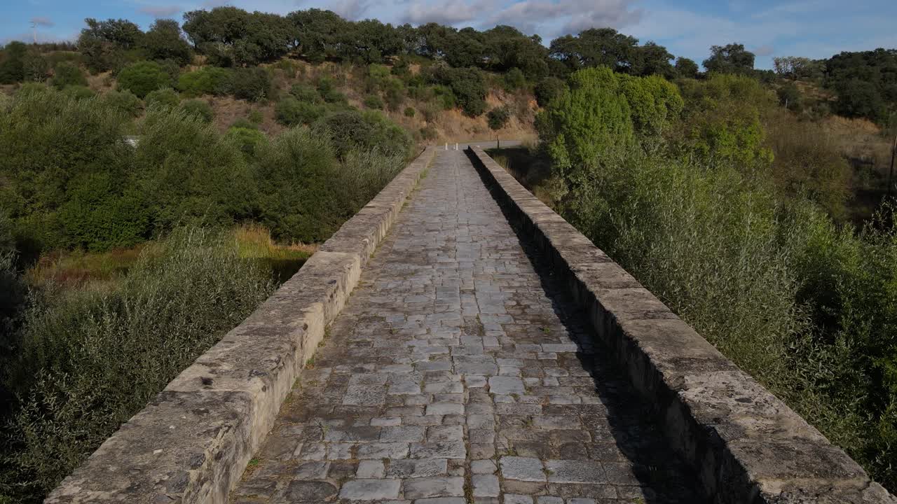 fpv aéreo de baja altitud a lo largo del puente romano en vila formosa en portugal