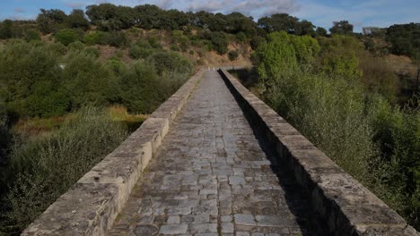 Fpv-Aéreo-De-Baja-Altitud-A-Lo-Largo-Del-Puente-Romano-En-Vila-Formosa-En-Portugal