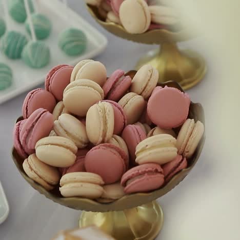 mesa de fiesta con pastel y dulces