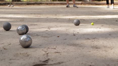 Slow-Mo-Wurf-Von-Petanque-Ball-Auf-Sandfeld-An-Sonnigen-Tagen