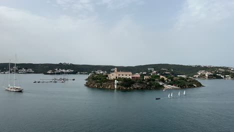 timelapse de la isla del rey, en menorca, españa, una gran bahía natural, con muchos veleros, en una carrera en un día nublado