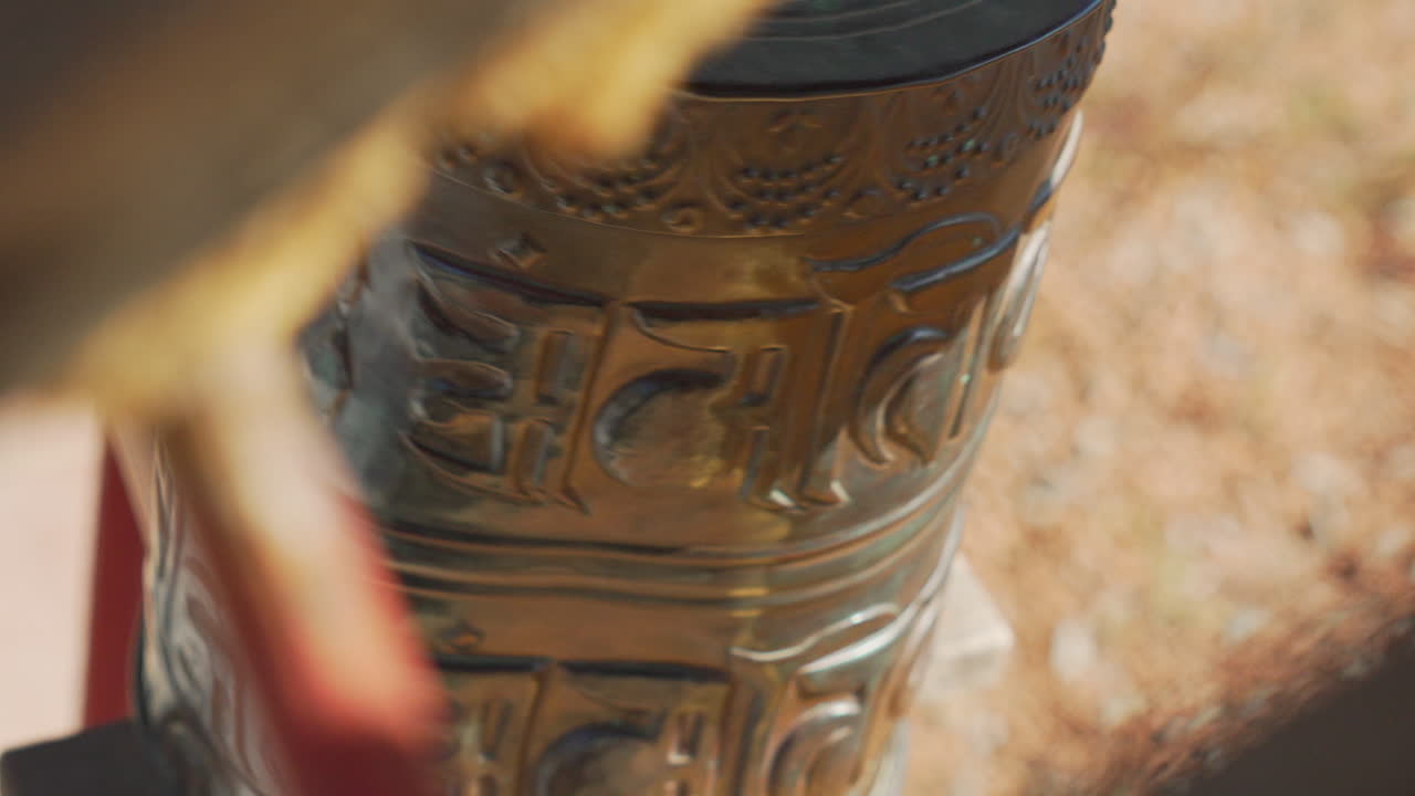 experimente un momento de quietud con una impresionante toma de seguimiento de una rueda de oración budista en un día soleado