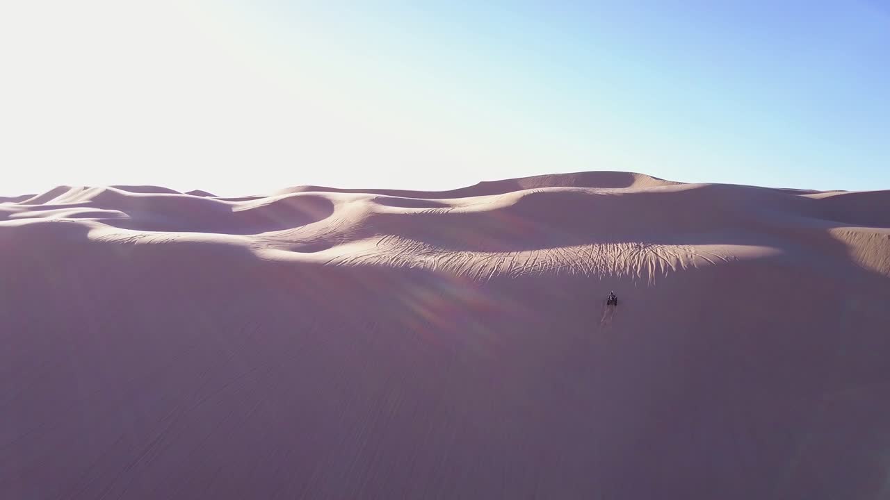 buggies y vehículos todo terreno corren a través de las dunas de arena imperiales en california 15