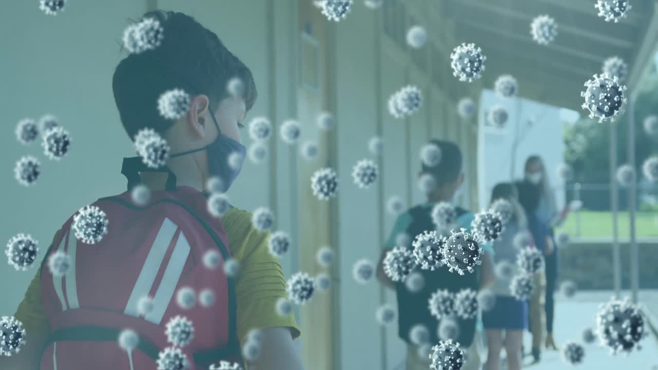 여러 개의 코로나19 세포가 학교에 떠다니고 있습니다. 학교에서 대기열에 서 있는 마스크를 쓰고 있는 학교 소년