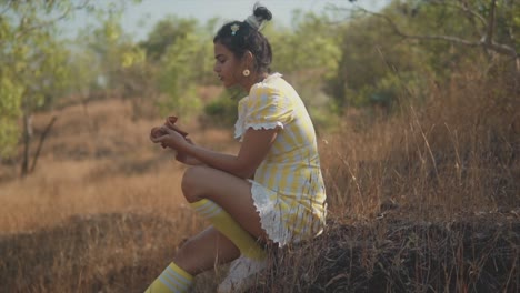 Soñadora-Joven-Hermosa-Mujer-India-Tiernamente-Inspecciona-Una-Olla-De-Arcilla-Roja-Tradicional-En-Sus-Manos