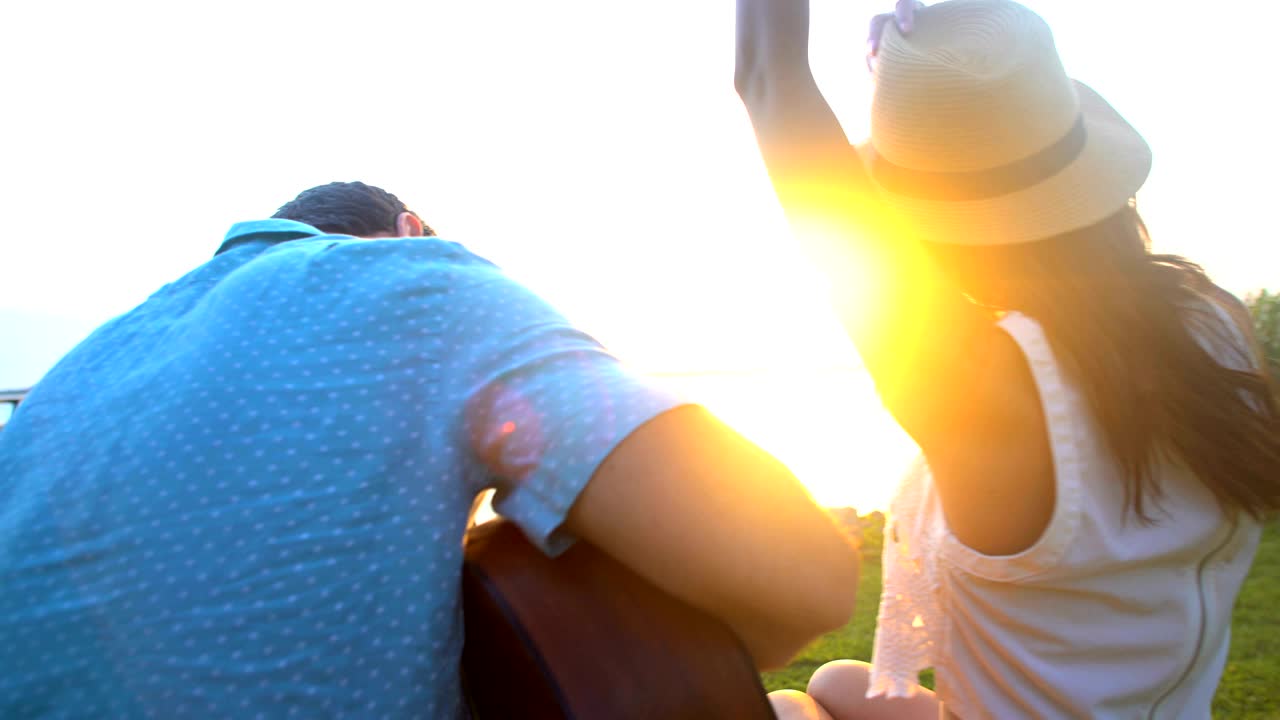 레트로 옷을 입고 기타를 연주하는 다민족 커플