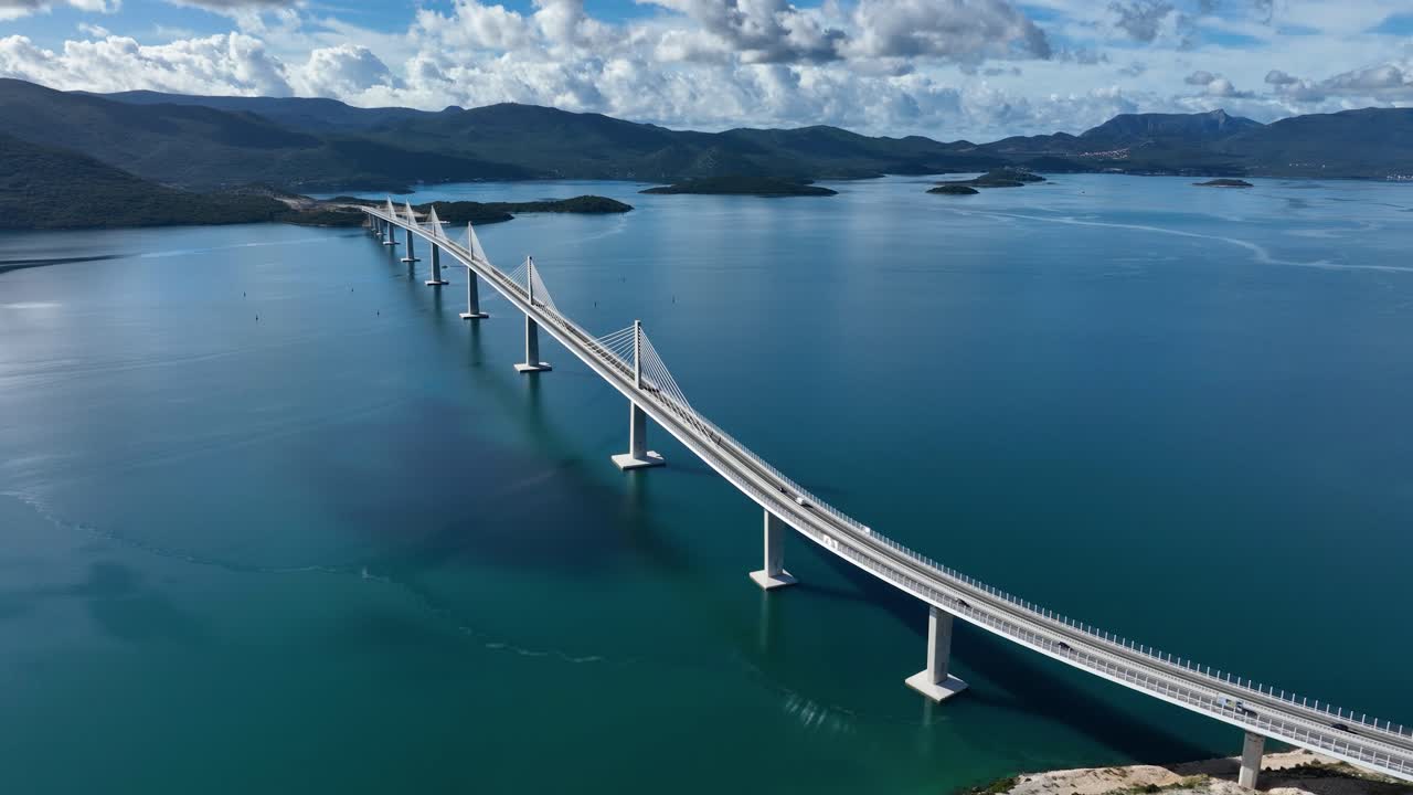 크로아티아 두브로브니크-네레트바에 있는 네레트바 운하를 가로지르는 펠제사크 다리 (peljeski most) 의 공중 사진.