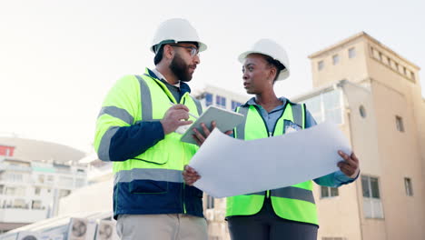 ingenieros de construcción que revisan los planos