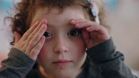 retrato de una niña linda haciendo caras de niño feliz en casa mirando alegre