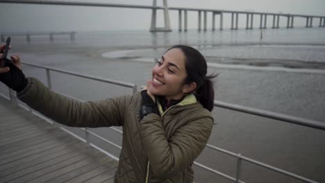 Mujer-Hindú-Morena-Sonriente-Posando-Para-Selfie