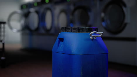 un recipiente azul en una sala de lavandería