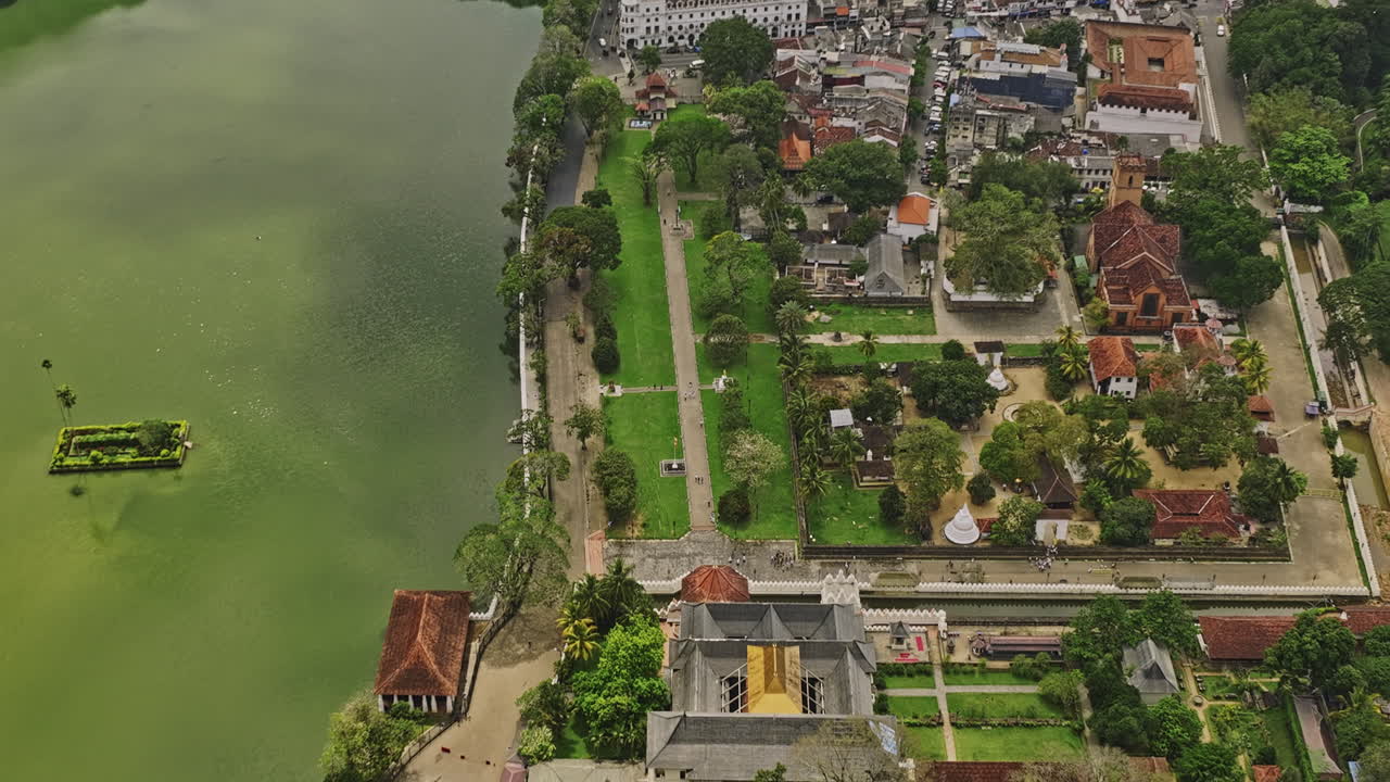 kandy sri lanka aerial v14 bird eye view flyover templo de la reliquia del diente y ciudad sagrada, inclinación hacia arriba capturando el paisaje urbano del centro y el paisaje de la ladera - filmado con mavic 3 cine - abril 2023