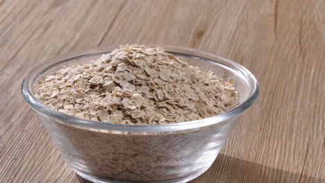 una variedad de diferentes colores de alimentos de granos crudos saludables, varios granos, cereales, frijoles, legumbres se rotan en decoración de madera para el concepto de publicidad