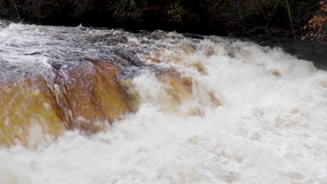 catarata de dundaff linn en el río clyde en la estación de new lanark