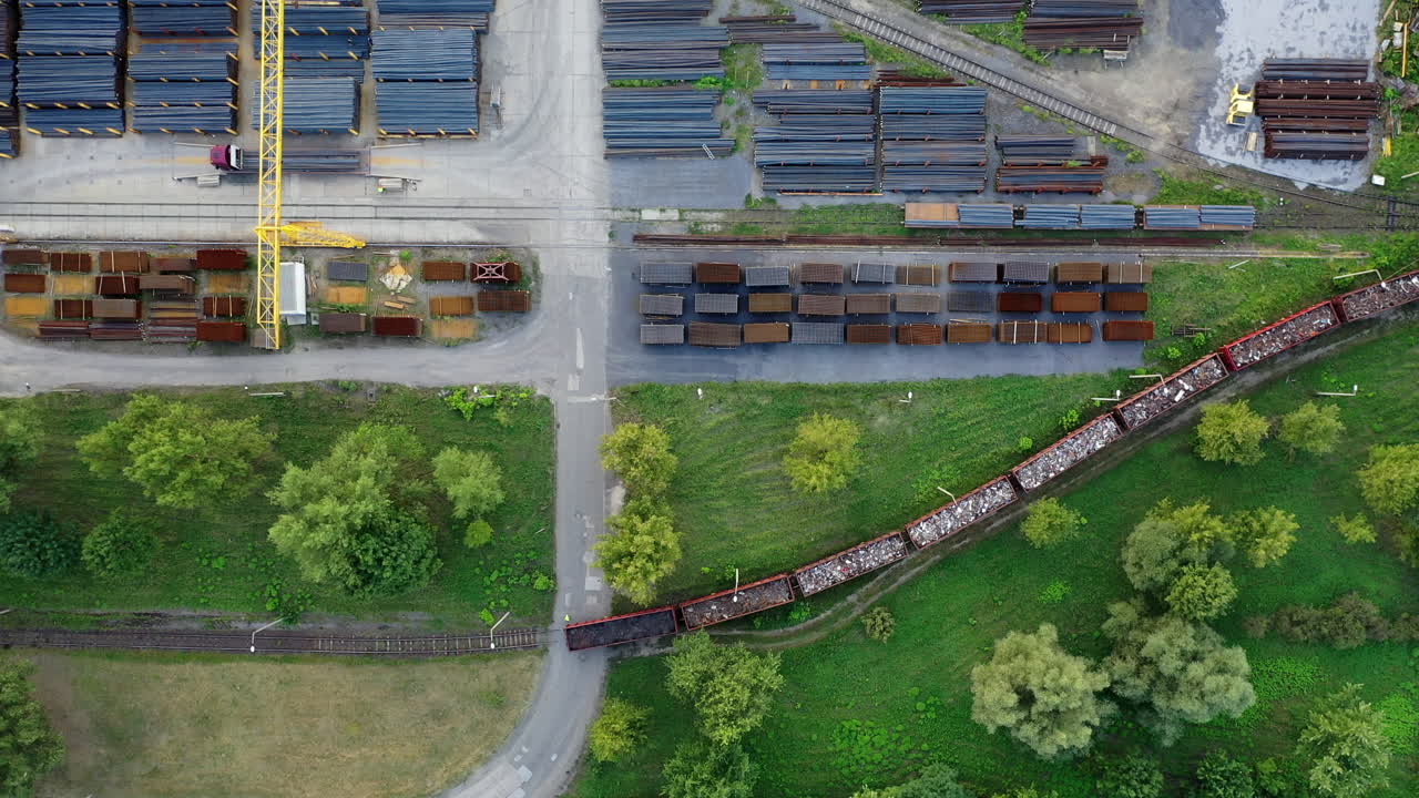 기차 선로를 달리는 마차가 많은 화물열차