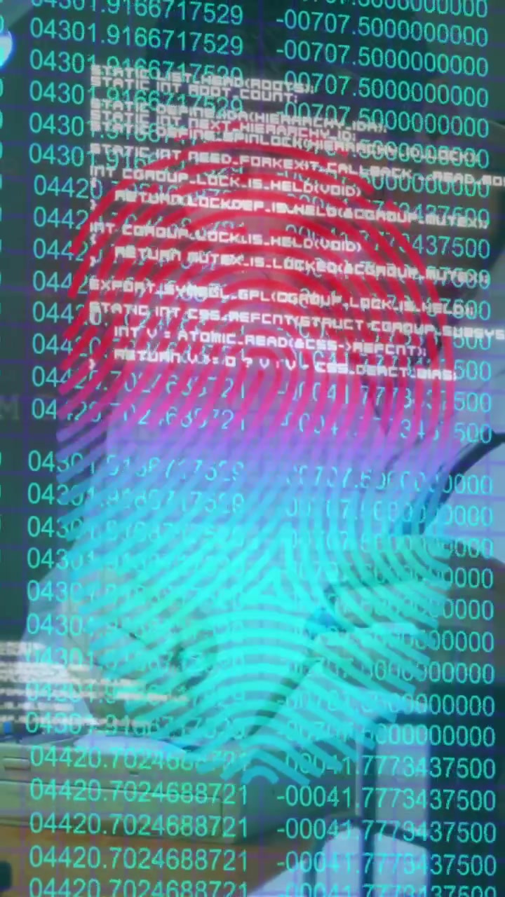 Animation eines Fingerabdruckscanners über einem kaukasischen männlichen Ingenieur, der eine elektrische Leiterplatte lötet