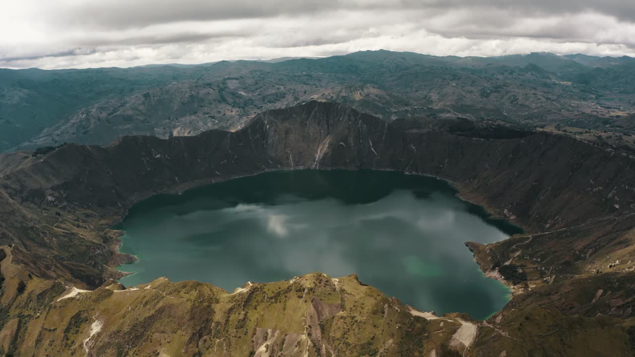 vista panorámica del lago del cráter quilotoa en ecuador - toma aérea de drones