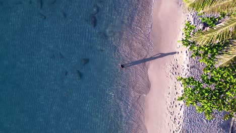 Mädchen-Mit-Kleid-Am-Strand-Im-Wasser-Macht-Langen-Schatten