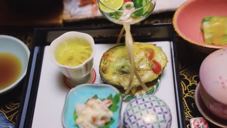 cena al estilo kaiseki japonés, tiro en la sartén