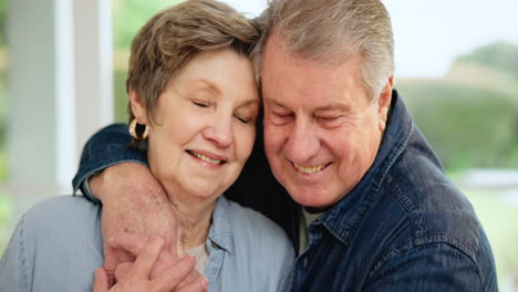amor, abrazo y retrato de una vieja pareja en casa
