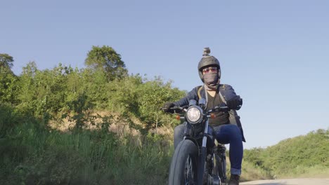 motorrijder op een landelijke weg