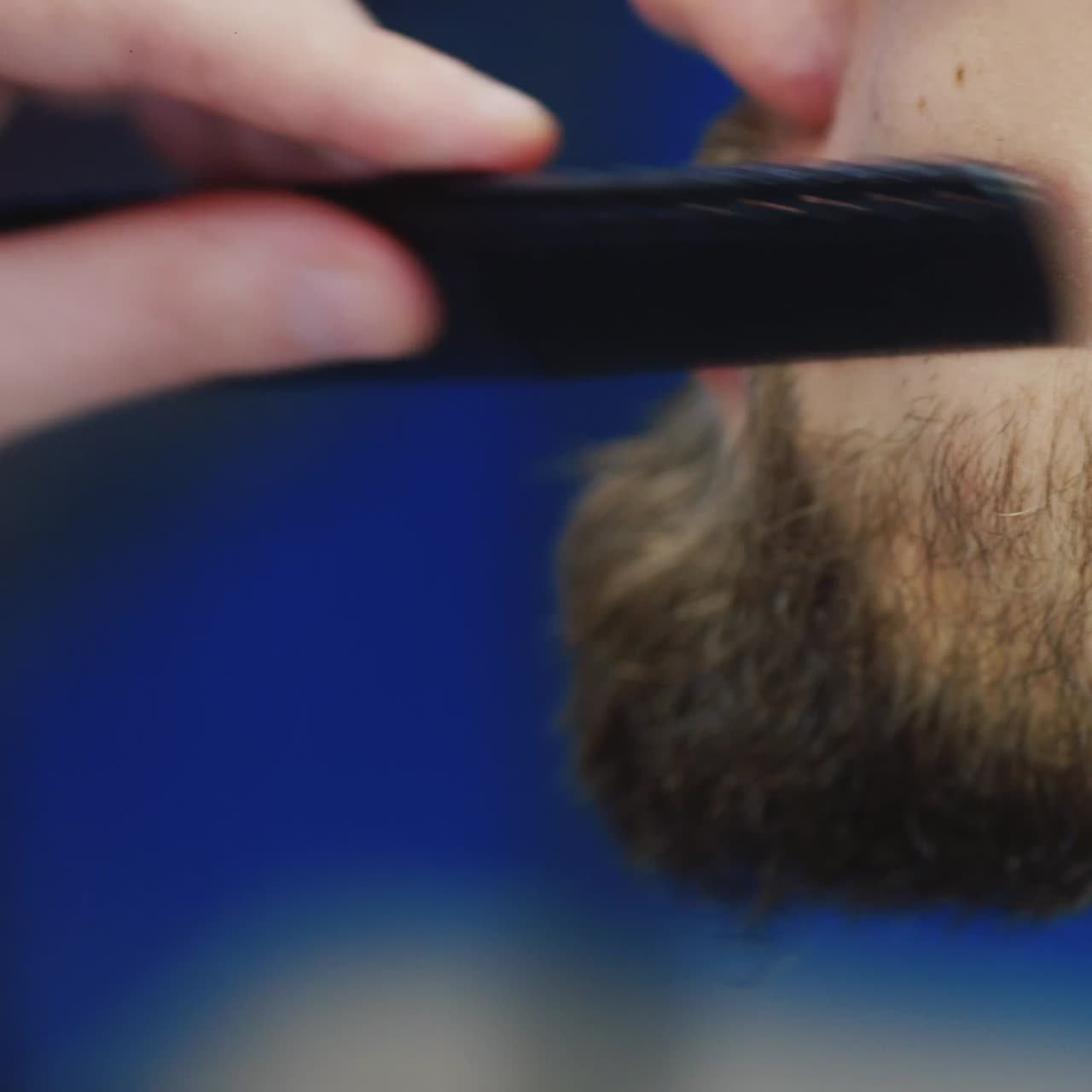 primer plano de peluquero trabajando en el cabello y la barba del cliente 06