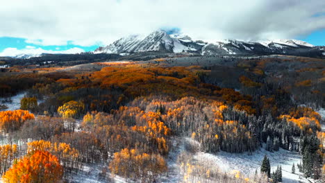 Kebler-Pass-Espenbaumwald-Größter-Organismus-Crested-Butte-Telluride-Vail-Colorado-Filmische-Luftdrohne-Rot-Gelb-Orange-Erster-Schnee-Weiß-Rocky-Mountains-Landschaft-Dramatischer-Herbst-Winter-Vorwärts