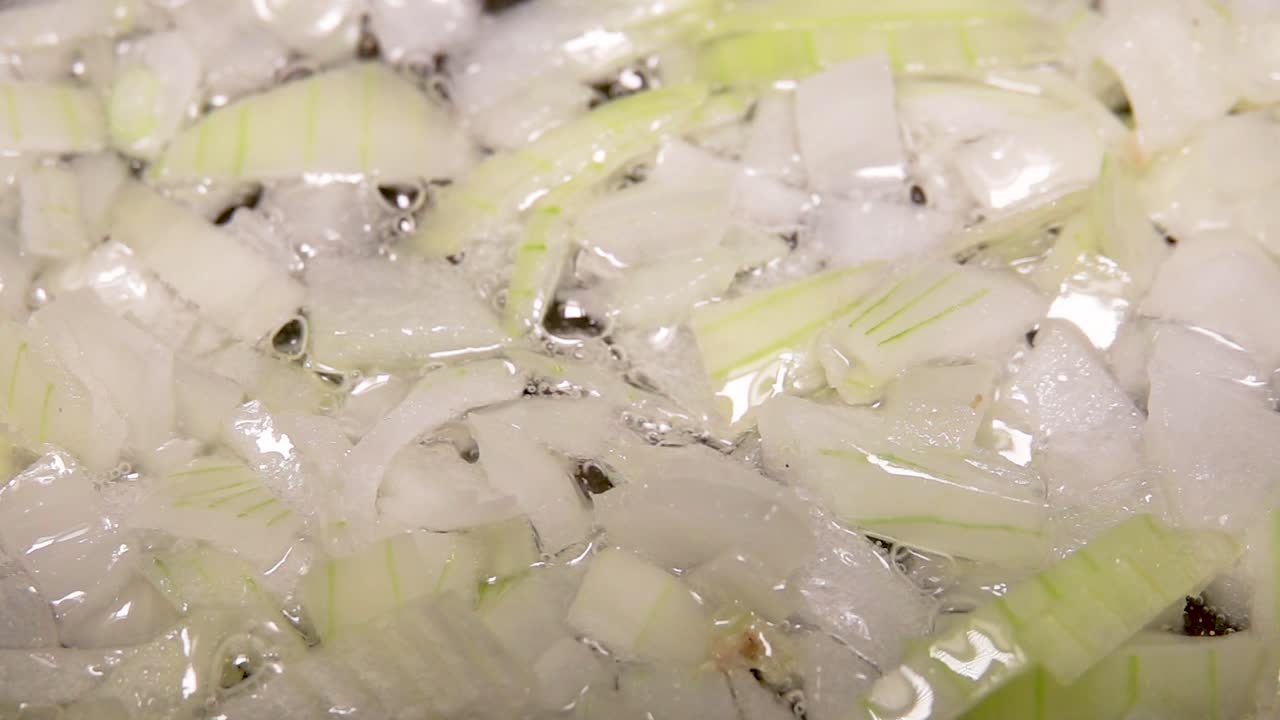 기름 에 개진 양파 를 김