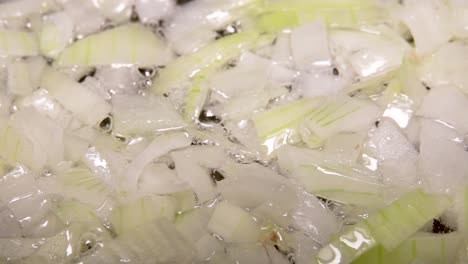 freír cebollas picadas en aceite