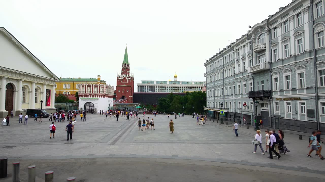 Toma de dron en ángulo bajo de la plaza de la Torre Troitskaya del Kremlin de Moscú en la capital de Rusia